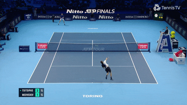 Коллапс Медведева: отыграл 3 матчбола у Циципаса, подавал на победу – и внезапно развалился. Теперь не выйдет из группы итогового