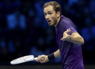 Коллапс Медведева: отыграл 3 матчбола у Циципаса, подавал на победу – и внезапно развалился. Теперь не выйдет из группы итогового