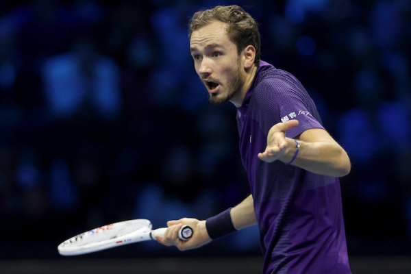 Коллапс Медведева: отыграл 3 матчбола у Циципаса, подавал на победу – и внезапно развалился. Теперь не выйдет из группы итогового