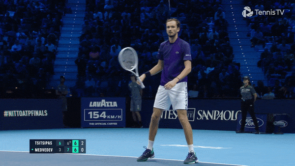 Коллапс Медведева: отыграл 3 матчбола у Циципаса, подавал на победу – и внезапно развалился. Теперь не выйдет из группы итогового