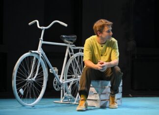 Премьера в Омской драме: очищающие слезы и возвращение в мир детства