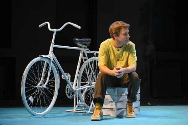 Премьера в Омской драме: очищающие слезы и возвращение в мир детства