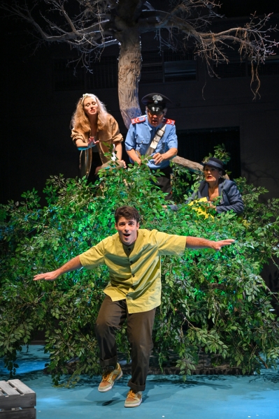 Премьера в Омской драме: очищающие слезы и возвращение в мир детства