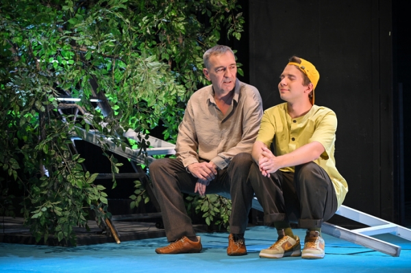 Премьера в Омской драме: очищающие слезы и возвращение в мир детства