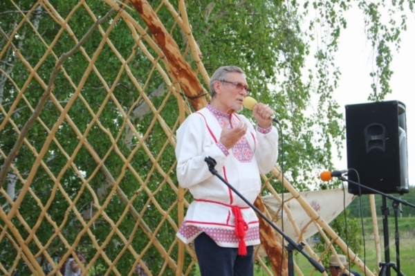 Звезда фильма «Любовь и голуби» достроил дом в Омской области