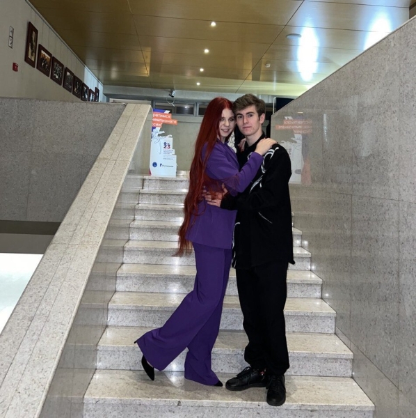 Наряды фигуристов на жеребьевке чемпионата России: Трусова – в фиолетовом пиджаке, Муравьева – в сапогах Chanel, Козловский – в мундире