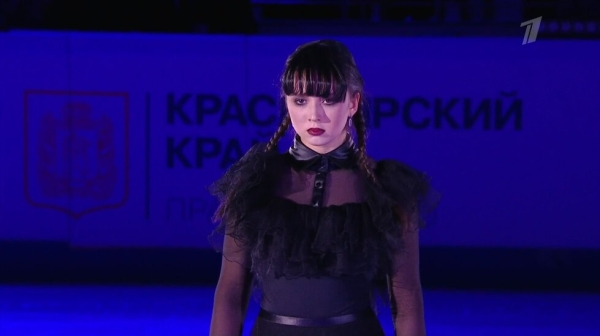 Вот это Валиева в готике! Появилась будто из гроба, на платье паутина, бросила лед в зрителей
