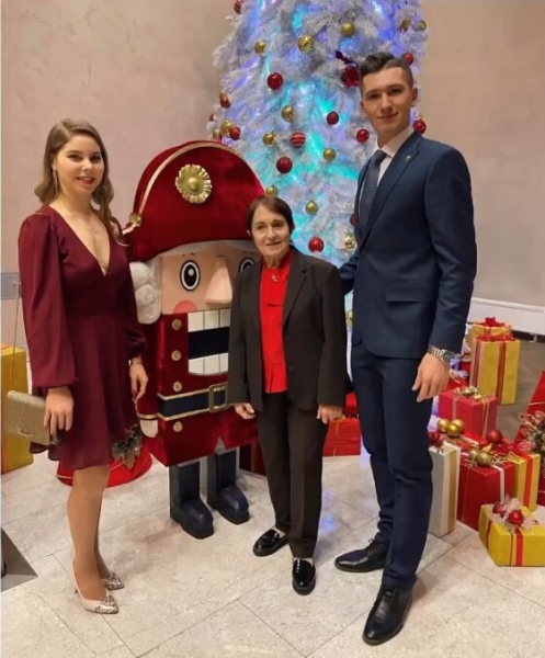 Наряды фигуристов на жеребьевке чемпионата России: Трусова – в фиолетовом пиджаке, Муравьева – в сапогах Chanel, Козловский – в мундире