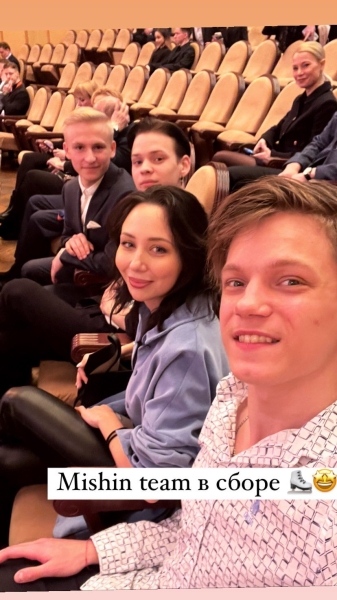 Наряды фигуристов на жеребьевке чемпионата России: Трусова – в фиолетовом пиджаке, Муравьева – в сапогах Chanel, Козловский – в мундире