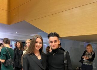 Наряды фигуристов на жеребьевке чемпионата России: Трусова – в фиолетовом пиджаке, Муравьева – в сапогах Chanel, Козловский – в мундире