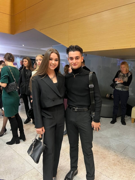 Наряды фигуристов на жеребьевке чемпионата России: Трусова – в фиолетовом пиджаке, Муравьева – в сапогах Chanel, Козловский – в мундире