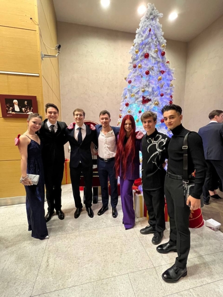 Наряды фигуристов на жеребьевке чемпионата России: Трусова – в фиолетовом пиджаке, Муравьева – в сапогах Chanel, Козловский – в мундире