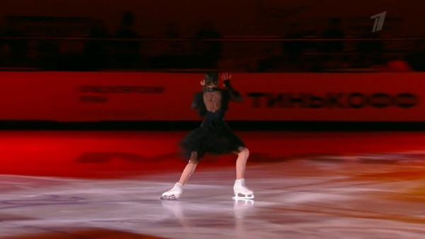 Вот это Валиева в готике! Появилась будто из гроба, на платье паутина, бросила лед в зрителей