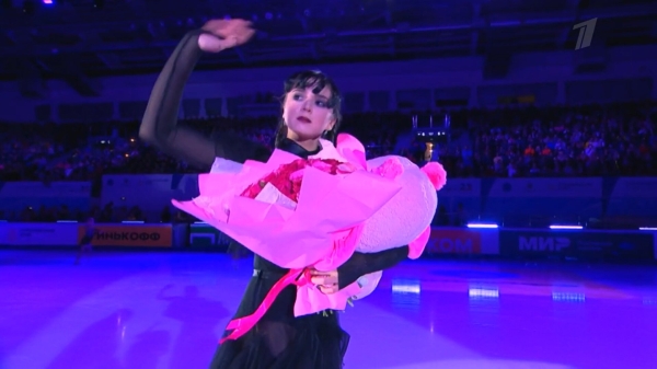 Вот это Валиева в готике! Появилась будто из гроба, на платье паутина, бросила лед в зрителей