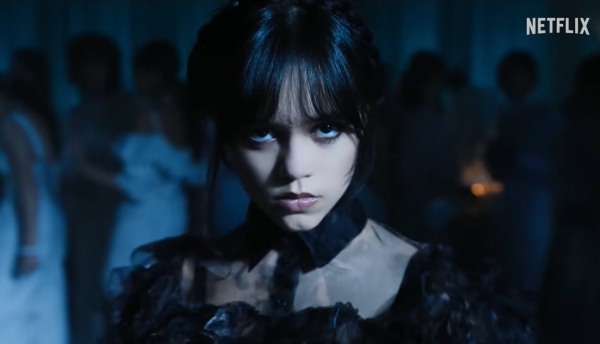 Вот это Валиева в готике! Появилась будто из гроба, на платье паутина, бросила лед в зрителей