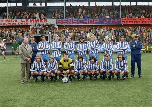 Девушка из России раскрашивает черно-белые фото для клубов и сборной Нидерландов. Вот ее невероятная история 