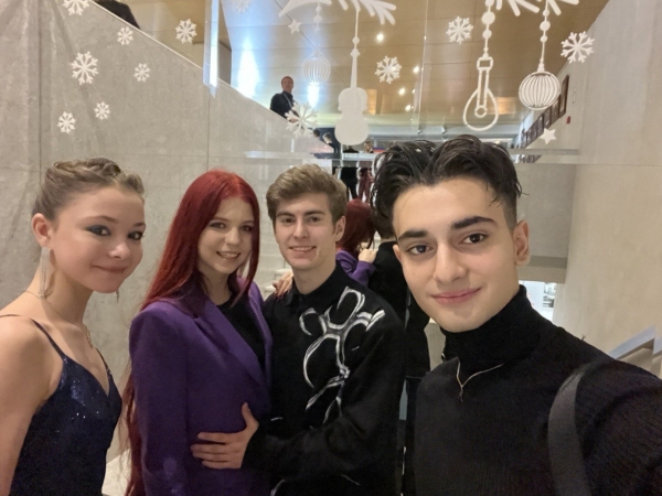 Наряды фигуристов на жеребьевке чемпионата России: Трусова – в фиолетовом пиджаке, Муравьева – в сапогах Chanel, Козловский – в мундире