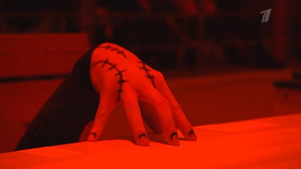 Вот это Валиева в готике! Появилась будто из гроба, на платье паутина, бросила лед в зрителей