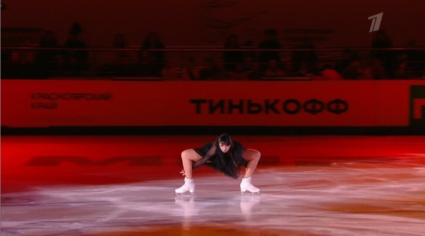 Вот это Валиева в готике! Появилась будто из гроба, на платье паутина, бросила лед в зрителей