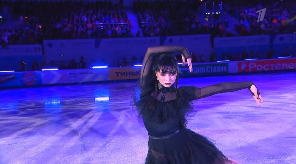 Вот это Валиева в готике! Появилась будто из гроба, на платье паутина, бросила лед в зрителей