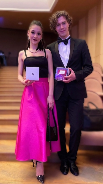 Наряды фигуристов на жеребьевке чемпионата России: Трусова – в фиолетовом пиджаке, Муравьева – в сапогах Chanel, Козловский – в мундире