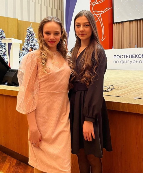 Наряды фигуристов на жеребьевке чемпионата России: Трусова – в фиолетовом пиджаке, Муравьева – в сапогах Chanel, Козловский – в мундире