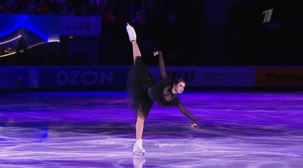 Вот это Валиева в готике! Появилась будто из гроба, на платье паутина, бросила лед в зрителей