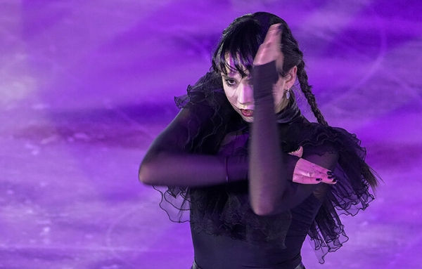 Вот это Валиева в готике! Появилась будто из гроба, на платье паутина, бросила лед в зрителей