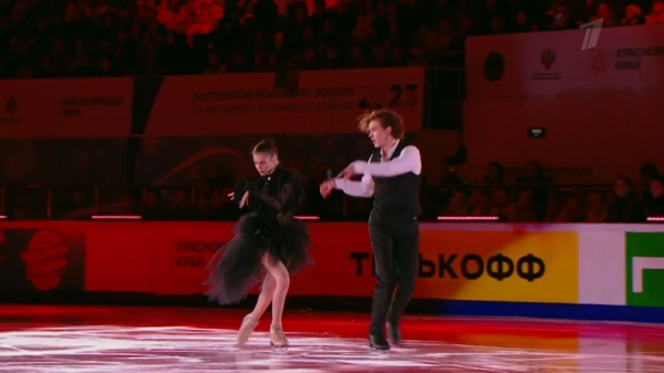 Вот это Валиева в готике! Появилась будто из гроба, на платье паутина, бросила лед в зрителей