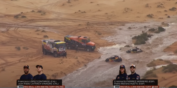 Двух лидеров &laquo;Дакара&raquo; затопило по шеи &ndash; это над пустыней внезапно зарядил ливень. Гонщица рискнула жизнью ради спасения багги и рейда