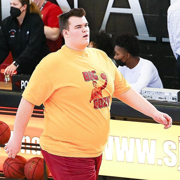 163 кг обаяния и уюта &ndash; центровой NCAA собирает миллионы просмотров и мечтает стать айтишником