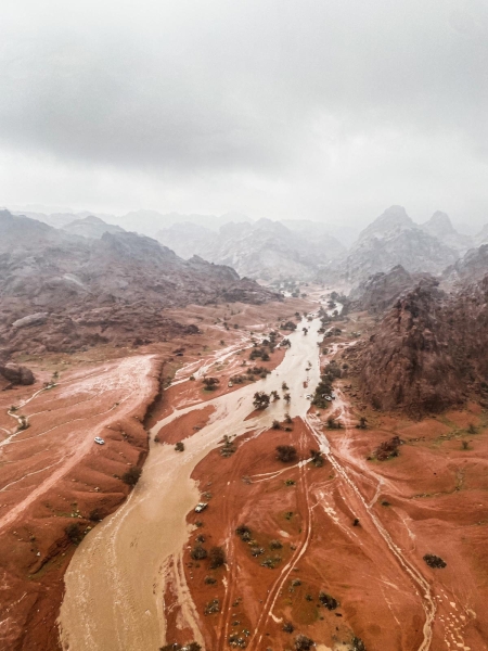 Двух лидеров &laquo;Дакара&raquo; затопило по шеи &ndash; это над пустыней внезапно зарядил ливень. Гонщица рискнула жизнью ради спасения багги и рейда