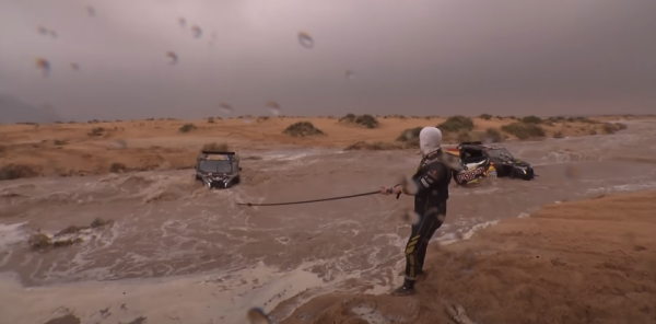 Двух лидеров &laquo;Дакара&raquo; затопило по шеи &ndash; это над пустыней внезапно зарядил ливень. Гонщица рискнула жизнью ради спасения багги и рейда