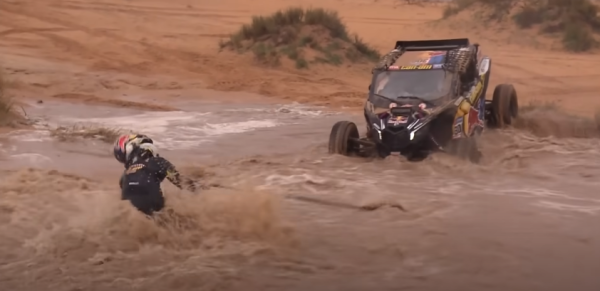 Двух лидеров &laquo;Дакара&raquo; затопило по шеи &ndash; это над пустыней внезапно зарядил ливень. Гонщица рискнула жизнью ради спасения багги и рейда