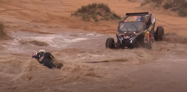 Двух лидеров &laquo;Дакара&raquo; затопило по шеи &ndash; это над пустыней внезапно зарядил ливень. Гонщица рискнула жизнью ради спасения багги и рейда