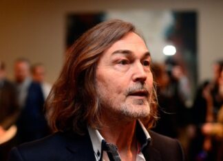 Никас Сафронов хочет купить домик под Омском