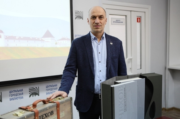 Омской библиотеке подарили раритетную книгу Чехова &laquo;Остров Сахалин&raquo;