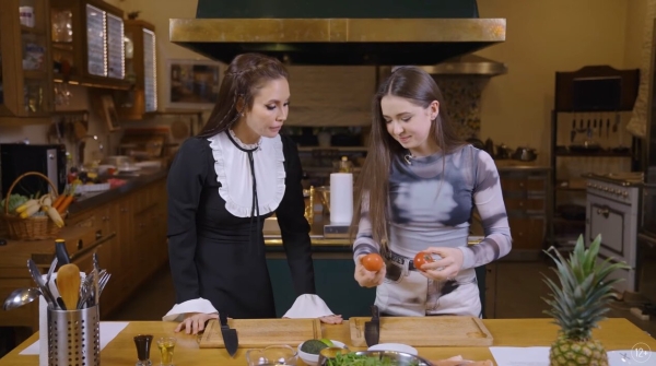 Валиева в шоу Утяшевой: зачем слушала грустную музыку на Олимпиаде, кто ее три кумира и что любит поесть?