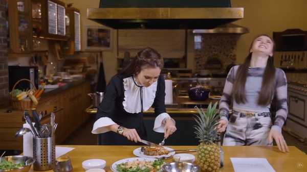 Валиева в шоу Утяшевой: зачем слушала грустную музыку на Олимпиаде, кто ее три кумира и что любит поесть?