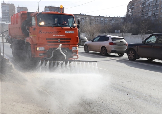 На самарские улицы вышли моечные машины 
