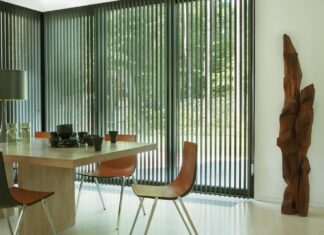 Вертикальные жалюзи — отличный вариант солнцезащиты для офиса и дома