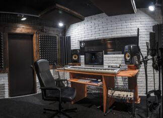 Как записывают песни в звукозаписывающей студии