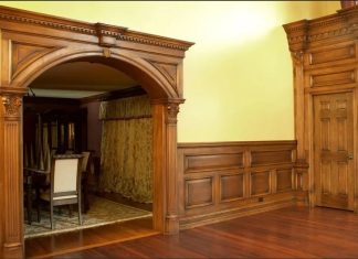 Как улучшить дверной проём в доме, используя специальные накладки и порталы