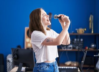 Можно ли взрослому научиться петь? Советы, как развить голос и музыкальный слух