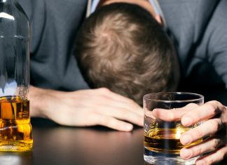 Как распознать признаки зависимости: первые сигналы алкоголизма и наркомании