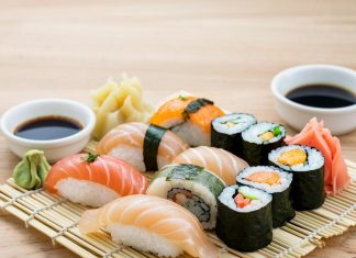 Где заказать роллы в Кирове с бесплатной доставкой от службы «Макароллыч»?