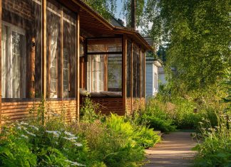 Москитные сетки для дачи обеспечивают комфортный отдых на свежем воздухе