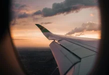 Пассажиры известной авиакомпании при взлете увидели в иллюминаторы горящий двигатель