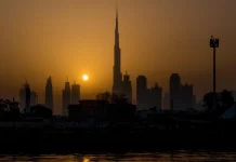 Видео взрывов в Дубае и Шардже показали очевидцы