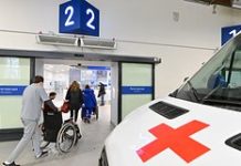 Выпавшему из окна вуза в Москве студенту оторвало часть ноги